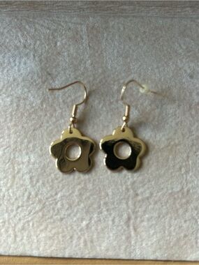 Brandy Melville Rare Gold Flower Earrings